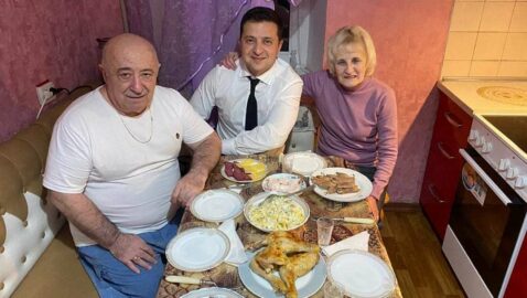 Зеленский признался в любви родителям и разместил новое семейное фото