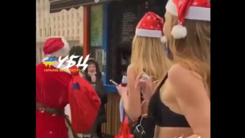 В Киеве полуголые девушки раздавали новогодние угощения (видео)