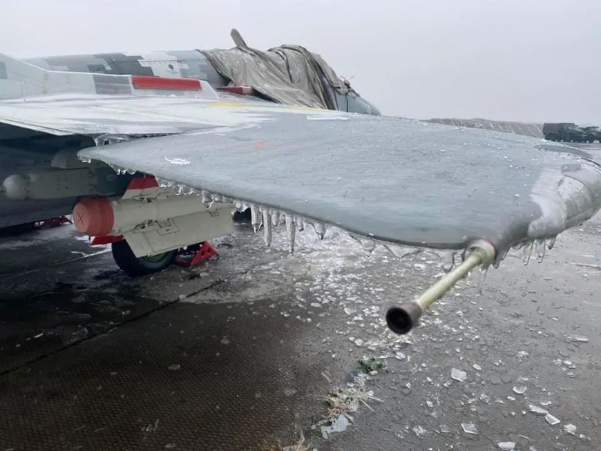 МиГ-29 тактической авиации Украины покрылись льдом