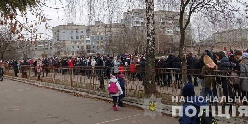 Во Львовской области ученик на уроке распылил газ, из школы эвакуировали 400 человек