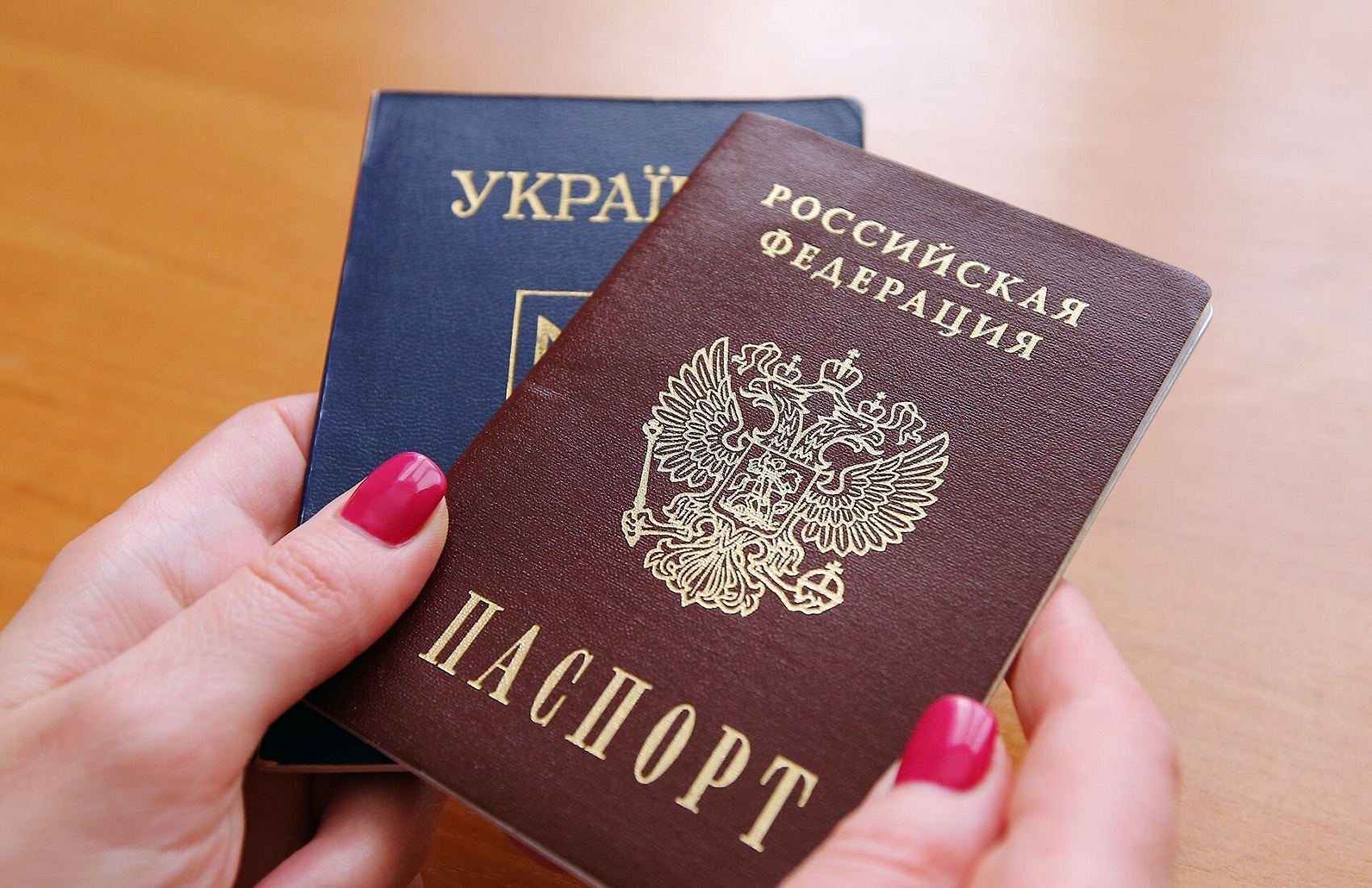 «Документ із сувенірного магазину»: Україна не визнаватиме російські паспорти, видані в Криму