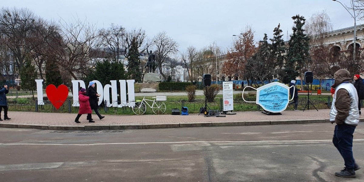 В Киеве установили арт-объект в виде медицинской маски