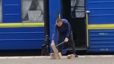 Провідник Укрзалізниці рубав на пероні дрова (відео)