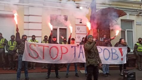 Татаров избежал ареста, возле суда националисты устроили файер-шоу