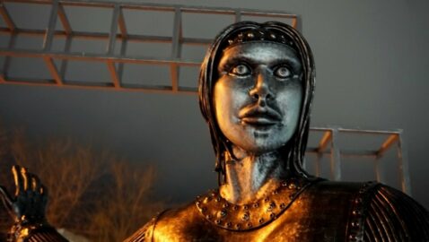 «Страшный» памятник Алёнке продадут на аукционе