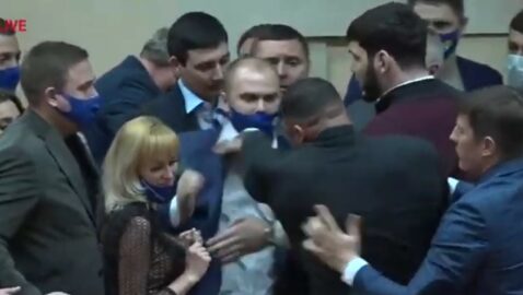 В Одеській облраді депутати побилися через спроби блокування трибуни (відео)