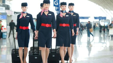 В Китае стюардессам советуют носить подгузники для защиты от COVID-19