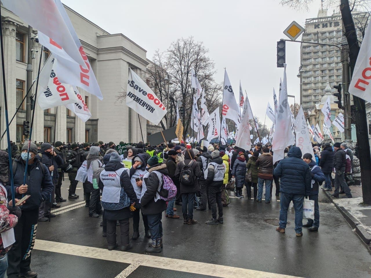 Митингующие предприниматели зовут праворадикалов на «Налоговый Майдан»