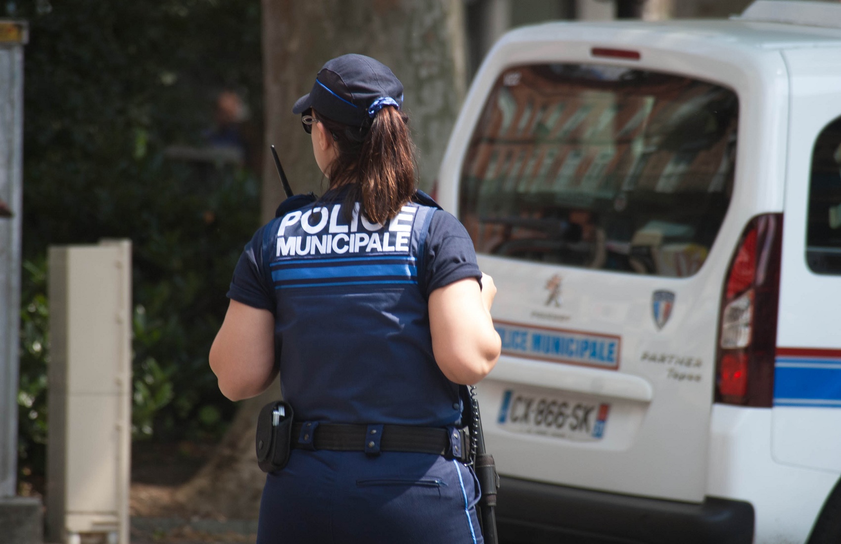 Во Франции мужчина с ножами напал на полицейских