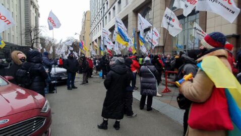 Митингующие ФОПы перекрыли вход в комитеты Рады