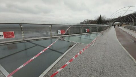 На «мосту Кличко» снова повредили стекло