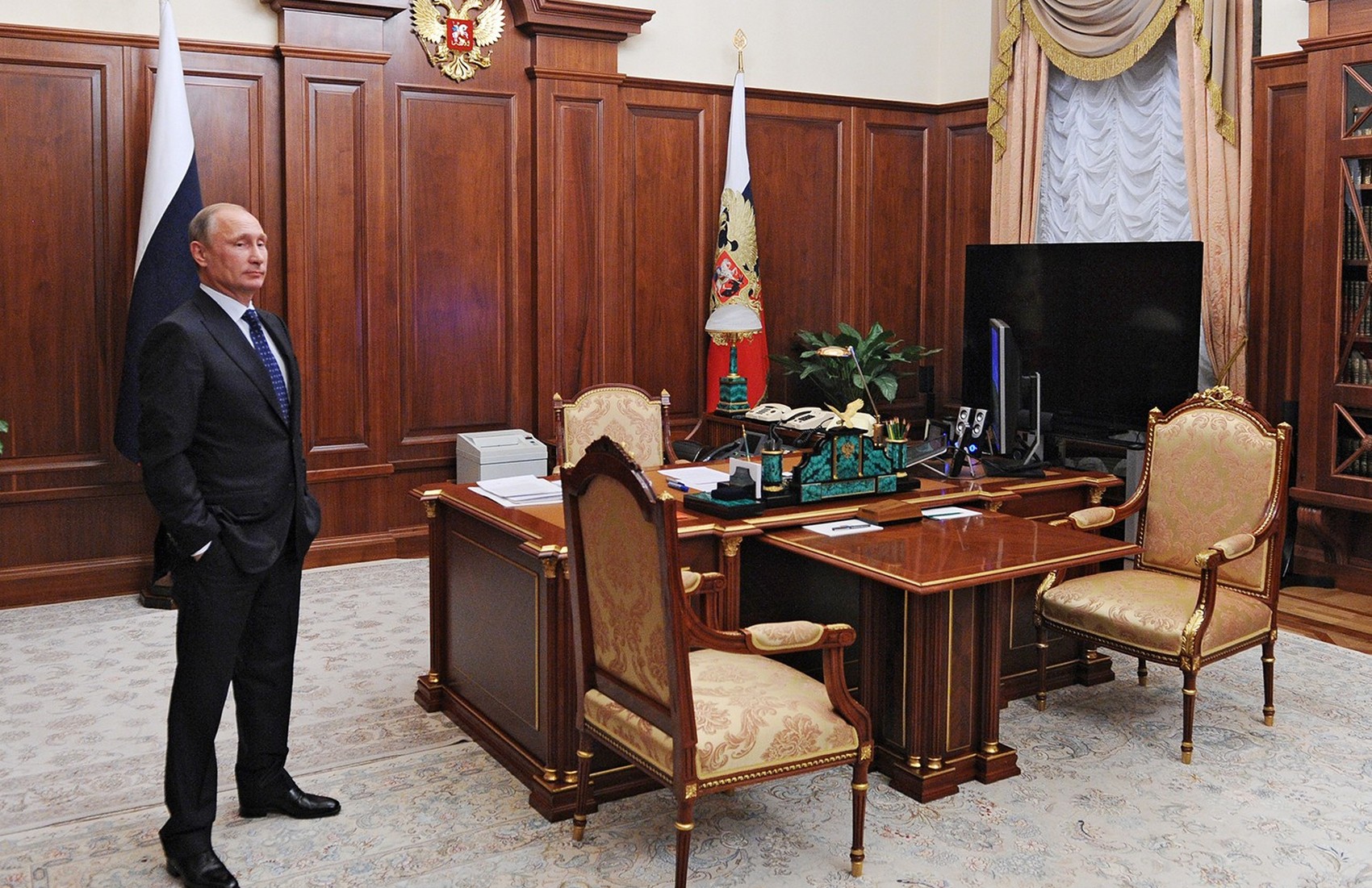 У Путіна є кабінети всюди, в різних містах світу — Пєсков