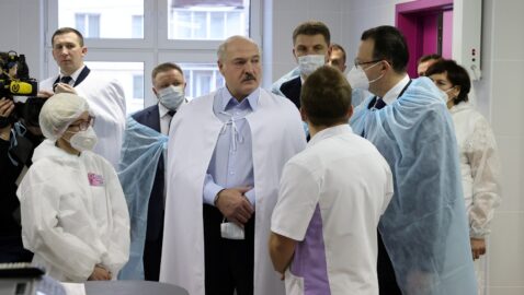 Лукашенко заявил, что не будет делать прививку от коронавируса