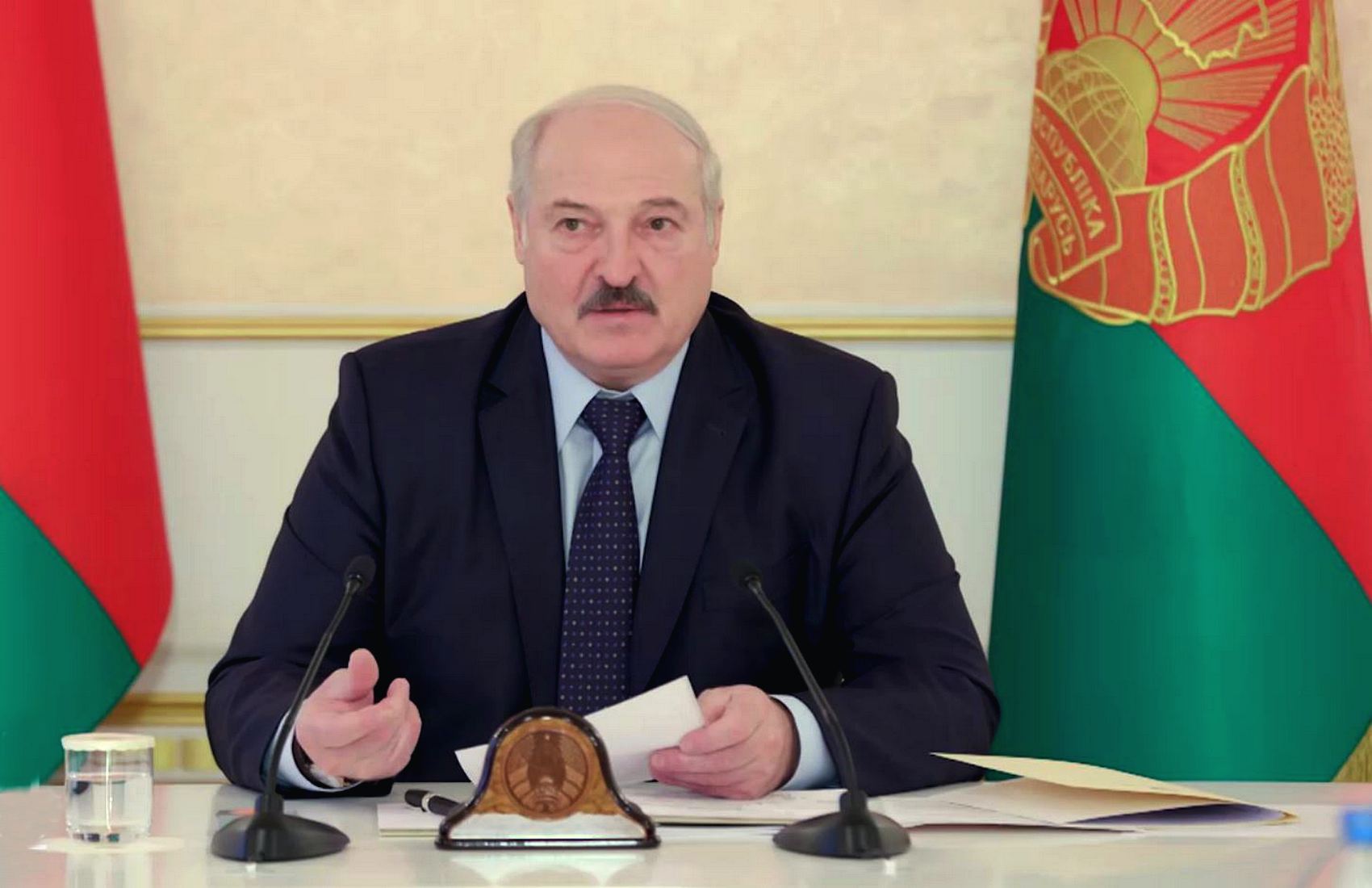 Лукашенко відповів на пости в соціальних мережах: «Все чекісти на робочих місцях»