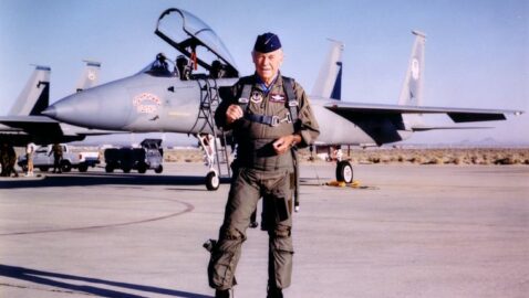 Умер летчик-испытатель Чак Йегер, который первым в мире преодолел скорость звука