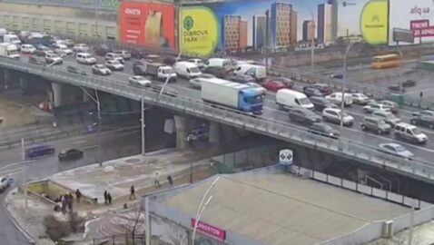 Появилось видео падения столбов на Шулявском мосту