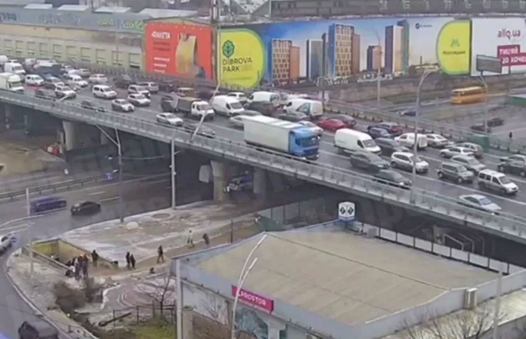 Появилось видео падения столбов на Шулявском мосту