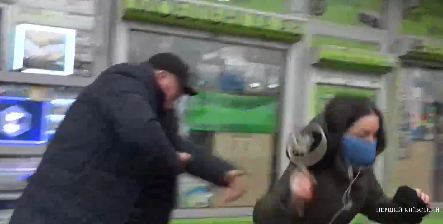 В Киеве неизвестный напал на журналистку Kyiv Live и упал в лужу (видео)