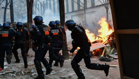 Палаючі машини, сутички з поліцією, сльозогінний газ: в Парижі поновилися протести (відео)