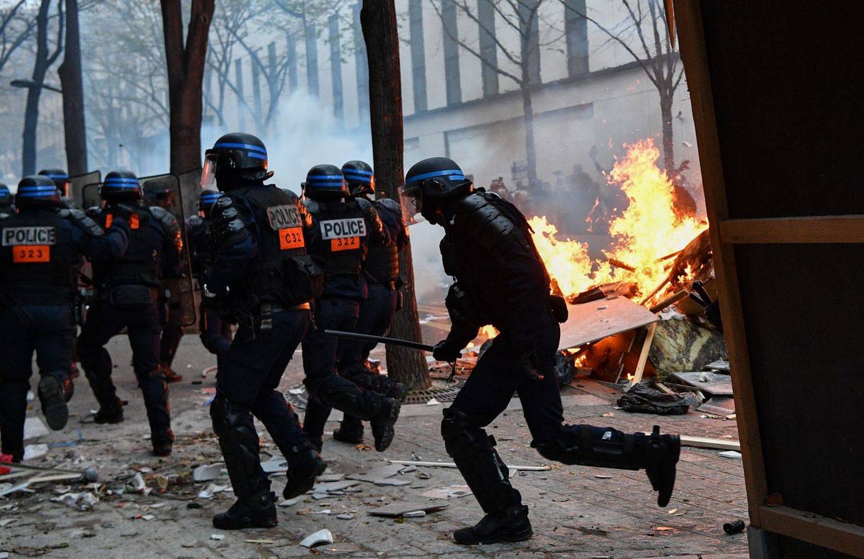 Палаючі машини, сутички з поліцією, сльозогінний газ: в Парижі поновилися протести (відео)