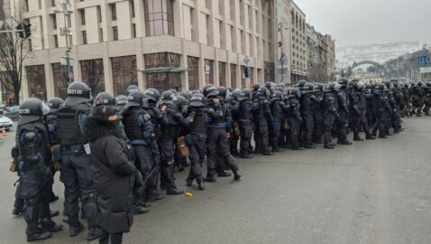 На Майдані відбулися зіткнення мітингувальників з поліцією