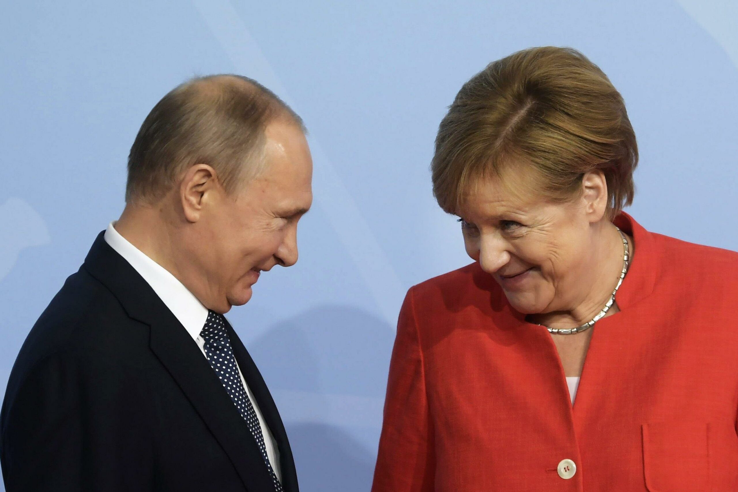 Путін і Меркель провели телефонну розмову, обговоривши врегулювання конфлікту на Донбасі