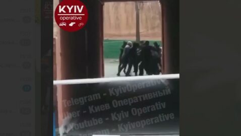 Возле «Укрбуда» неизвестные устроили драки со взрывами (видео)