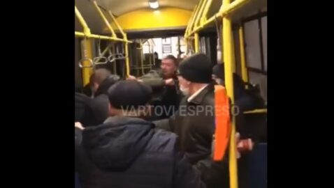 В киевском троллейбусе устроили драку с поножовщиной (видео 18+)