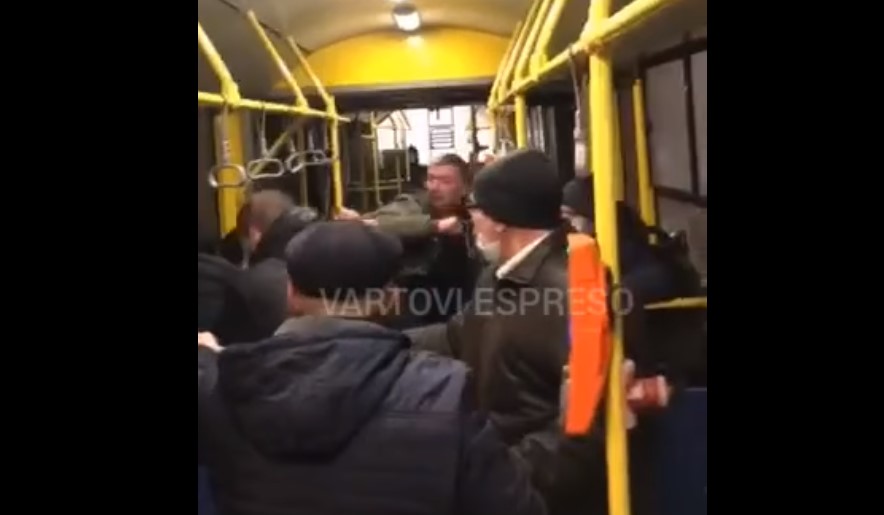 В киевском троллейбусе устроили драку с поножовщиной (видео 18+)