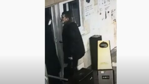 В метро Киева пассажир ударил головой женщину-контролера (видео)
