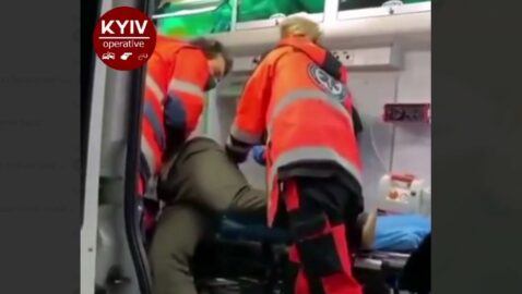Видео: медик «вырубил» мужчину ударом кулака, чтобы сделать ему укол