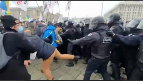 Видео: стычки на Майдане крупным планом