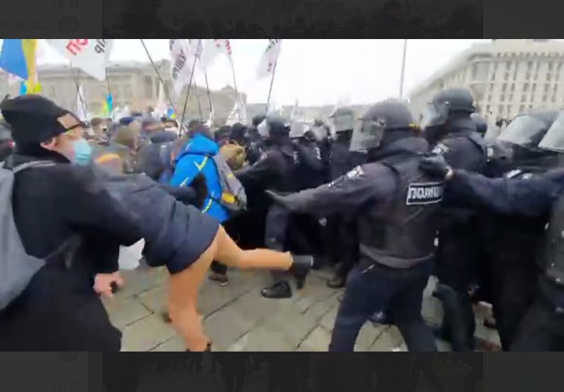 Видео: стычки на Майдане крупным планом