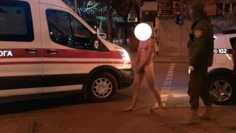 В Черноморске ночью с криками бегал голый мужчина (видео)