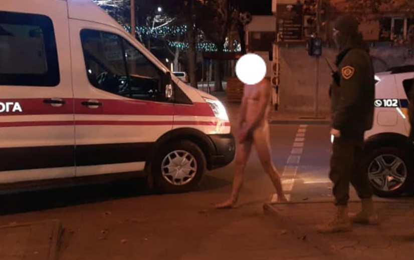 В Черноморске ночью с криками бегал голый мужчина (видео)