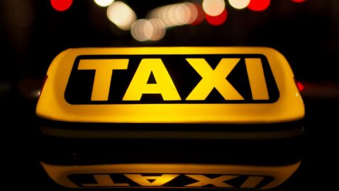 «Сидіть мовчки»: в Харкові таксист висадив пасажирку через зауваження про маску (відео)