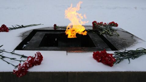 Две школьницы в Петербурге потушили снегом Вечный огонь