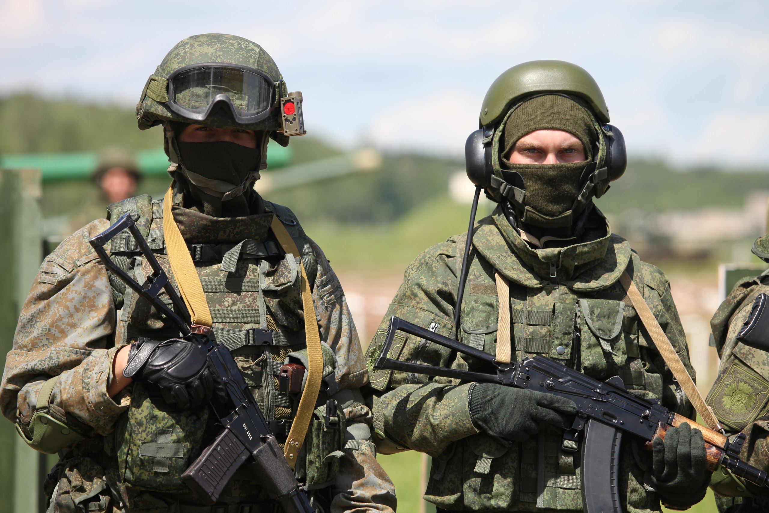 В українському підручнику «Захист Вітчизни» розділ про ВСУ проілюстрували фотографією російських солдатів