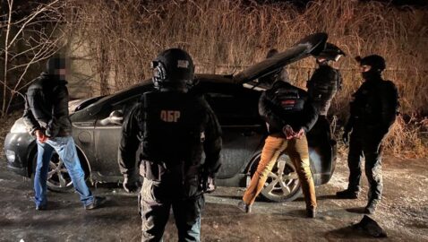 Киевские полицейские удерживали мужчину в гараже и требовали взятку