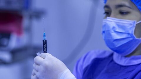 В Литве женщине по ошибке вкололи пять доз вакцины от COVID-19