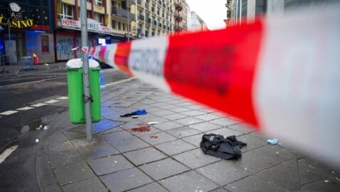 Во Франкфурте мужчина с ножом напал на прохожих