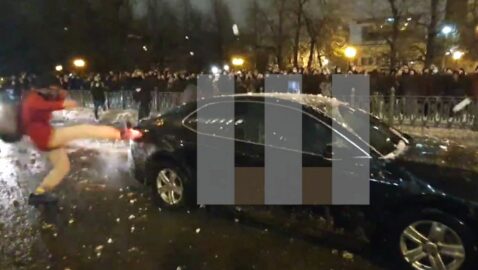 На Цветном бульваре митингующие набросились со снежками на авто с мигалками (видео)