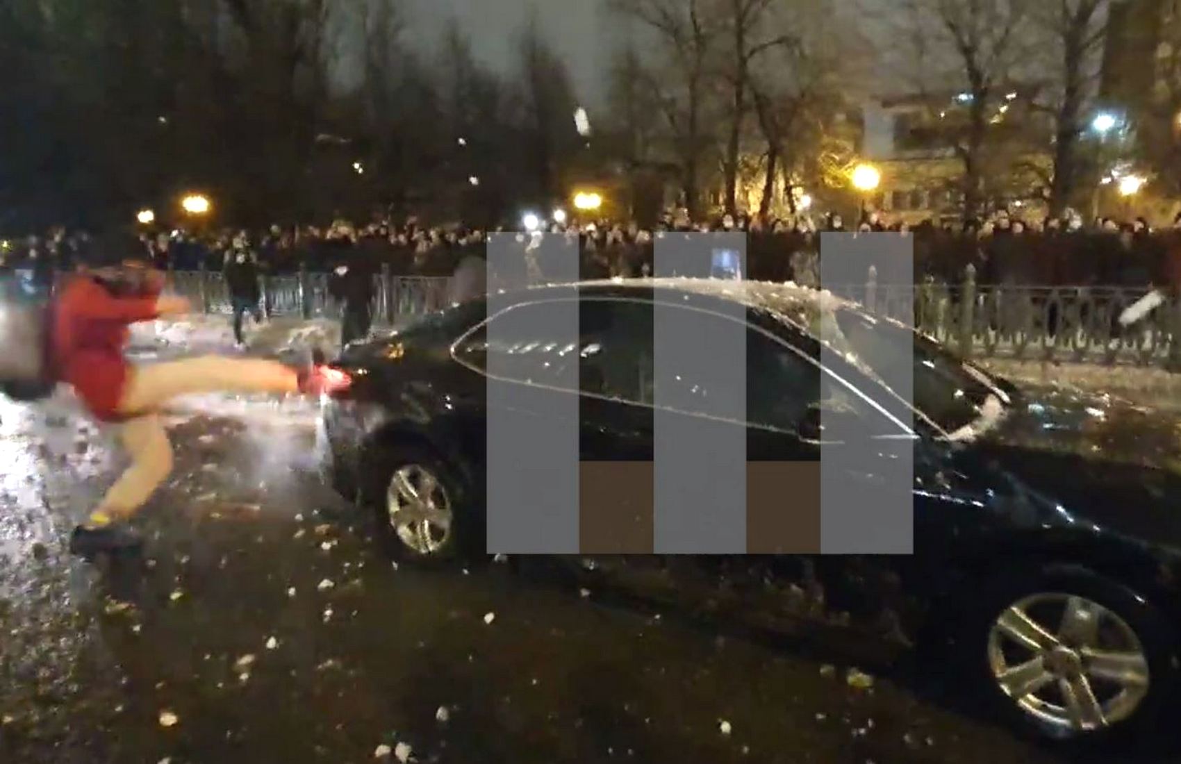 На Цветном бульваре митингующие набросились со снежками на авто с мигалками (видео)