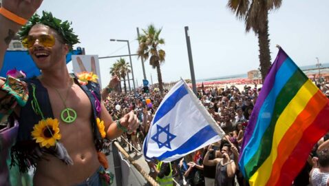 В Ізраїлі заявили, що вакцини Pfizer і AstraZeneca перетворюють чоловіків на геїв