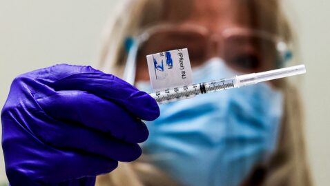 Китай закликав призупинити вакцинацію препаратом Pfizer
