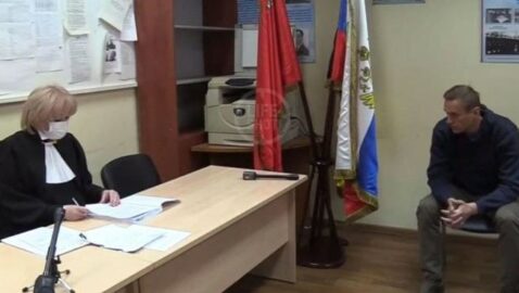 Суд над Навальним почався у відділенні поліції