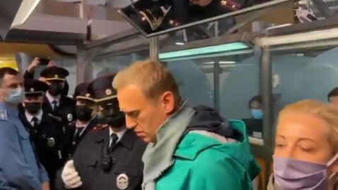 Навального задержали в аэропорту Шереметьево (видео)