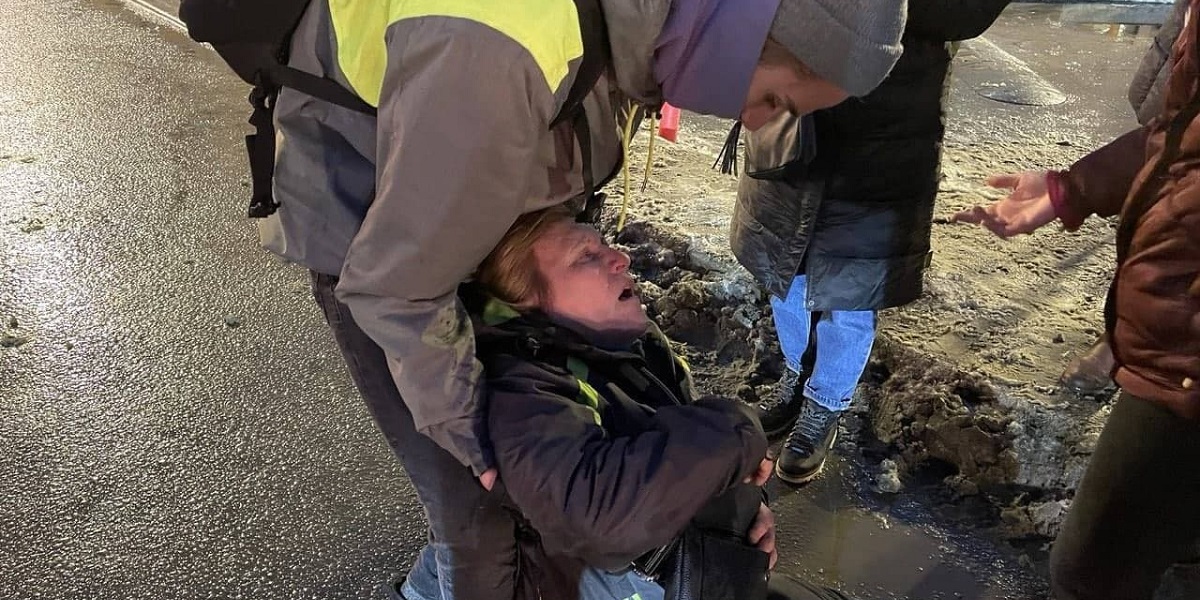 Силовик на митинге в РФ ударил женщину ногой в живот, руководство полиции извинилось