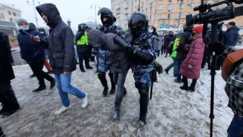 На акциях в поддержку Навального в РФ задержали более 4 тыс. человек