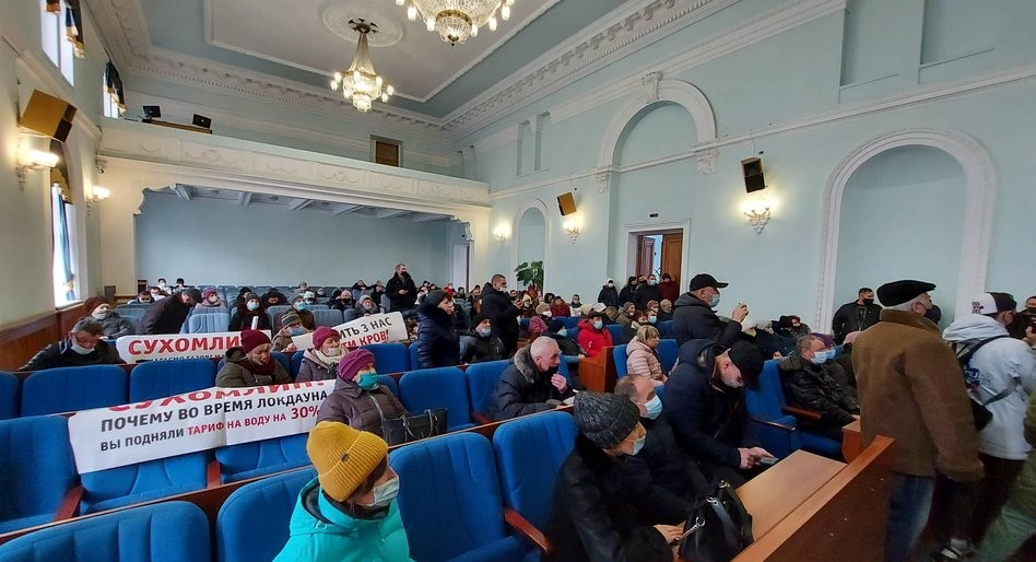 Протестуючі проти тарифів взяли штурмом Житомирську облраду